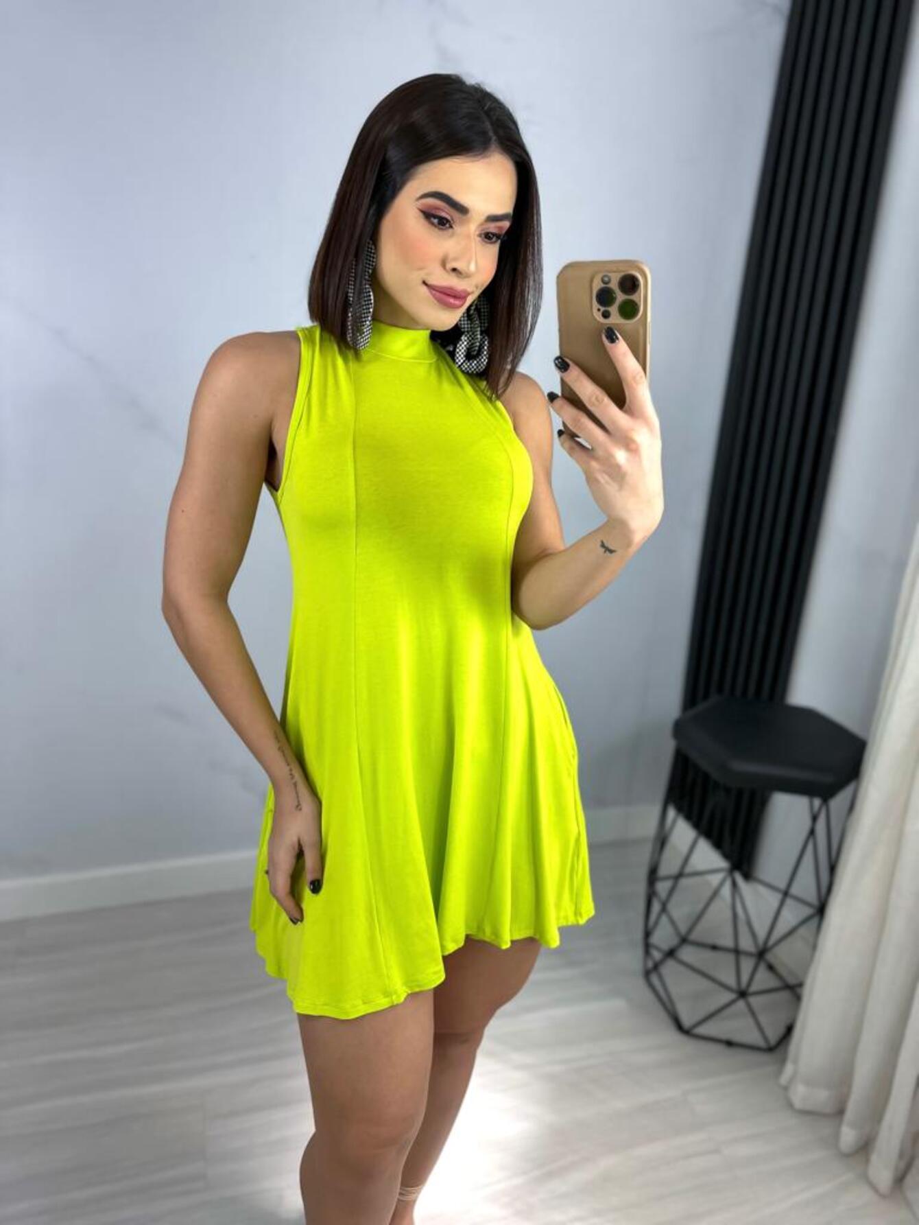 Vestido Feminina Gola Alta Curto Rodado com Bolso